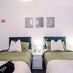 Spacious Deansgate Apartment, Free Park, Sleeps 8 Manchester