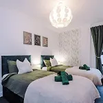 Spacious Deansgate Apartment, Free Park, Sleeps 8 Manchester