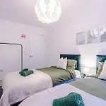 Spacious Deansgate Apartment, Free Park, Sleeps 8 * Manchester