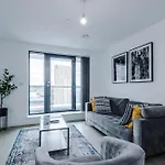 Centre - Luxury Two Bedroom Daire *