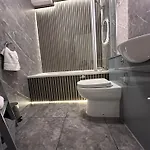 Apartmán Modern 2-bedroom Near With Free Parking