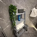Modern 2-bedroom Near With Free Parking Apartmán *
