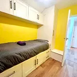 펜션 Spacious 3-bed Family Retreat With Cosy Living And Garden! Free Parking
