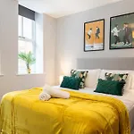 3 Bed Canal St Flat Sleeps 9 Centre * Manchester