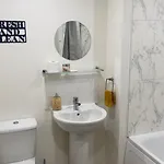Tropical Sun Homes - Beautiful Spacious 3 Bed In A Serene Environment With Free Parking For 2 Cars Feriehus Manchester