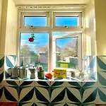 Spacious 3-bed Family Retreat With Cosy Living And Garden! Free Parking 펜션 맨체스터