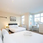 Windmill House- Close To Motorway & Co-op Live Holiday home *