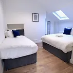 6 Bed Sleeps 18 Free Parking *