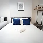 6 Bed Sleeps 18 Free Parking Manchester