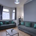 6 Bed Sleeps 18 Free Parking Manchester