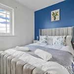 4 Bed House By Vista Short Lets & Serviced With Pool Table, Free Parking & Near Feriehus Manchester