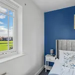Feriehus 4 Bed House By Vista Short Lets & Serviced With Pool Table, Free Parking & Near Manchester