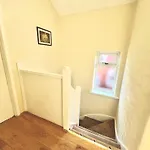 펜션 Spacious 3-bed Family Retreat With Cosy Living And Garden! Free Parking