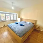 Spacious 3-bed Family Retreat With Cosy Living And Garden! Free Parking 펜션