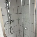 Newly Built Private Ensuite شقة