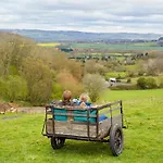 Дом отдыха Bredon Hill Shepherds Hut & Hot Tub *
