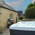 Beautiful Cotswold With Hot Tub Holiday home *