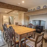 Beautiful Cotswold With Hot Tub Holiday home Manchester