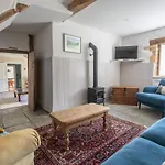 Beautiful Cotswold With Hot Tub Holiday home Manchester