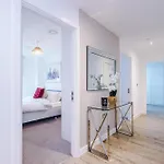 Fully Equipped, Centre 3bed Apartment, Balcony With Amazing Views, Sleeps 6