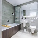 Fully Equipped, Centre 3bed Apartment, Balcony With Amazing Views, Sleeps 6