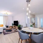 Fully Equipped, Centre 3bed Apartment, Balcony With Amazing Views, Sleeps 6