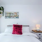 Fully Equipped, Centre 3bed Apartment, Balcony With Amazing Views, Sleeps 6 * Manchester