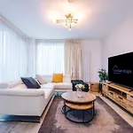Fully Equipped, Centre 3bed Apartment, Balcony With Amazing Views, Sleeps 6 Apartmán