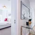 Fully Equipped, Centre 3bed Apartment, Balcony With Amazing Views, Sleeps 6 *