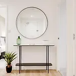 Spacious Modern 2 Bedroom Old Trafford & Free Parking * マンチェスター