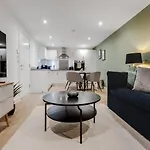 Spacious Modern 2 Bedroom Old Trafford & Free Parking * マンチェスター