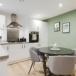 Spacious Modern 2 Bedroom Old Trafford & Free Parking アパート *