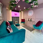 Apartment Manchester's Only Themed Slumber Party For 8 With Makeup