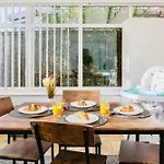 Cozy 3-bed Retreat Near Airport Ideal For Families & Groups *