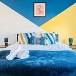 Prázdninový dům Cozy 3-bed Retreat Near Airport Ideal For Families & Groups