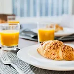 Cozy 3-bed Retreat Near Airport Ideal For Families & Groups Prázdninový dům