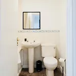 Cozy 3-bed Retreat Near Airport Ideal For Families & Groups Prázdninový dům