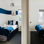 Cozy 3-bed Retreat Near Airport Ideal For Families & Groups Prázdninový dům Manchester