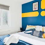 Cozy 3-bed Retreat Near Airport Ideal For Families & Groups *