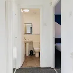 Cozy 3-bed Retreat Near Airport Ideal For Families & Groups Prázdninový dům