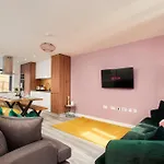 Large 5 Bedroom House 6 Beds Ideal For Contractors 別荘