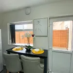 5 Bedroom Luxury Townhouse Near Centre, Sleep 16