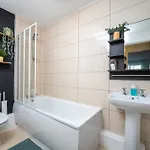 Apartmán Cosy 4-bed House L Garden L Free Parking L Wifi L Specious L Hosted By The Cosy Corner Nationwide Manchester