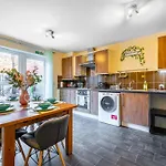 Cosy 4-bed House L Garden L Free Parking L Wifi L Specious L Hosted By The Cosy Corner Nationwide Manchester