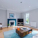 Charming Townhome Retreat, Close To Holiday home Manchester
