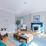 Charming Townhome Retreat, Close To Holiday home Manchester