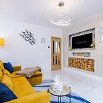 Stunning In Altrincham, Large Driveway, Sleeps 7, Perfect For Groups *