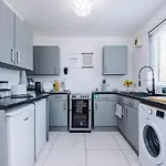 Stunning In Altrincham, Large Driveway, Sleeps 7, Perfect For Groups Appartement *