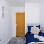 Stunning In Altrincham, Large Driveway, Sleeps 7, Perfect For Groups Appartement *