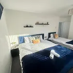 Pool&tennis Table - Up To 40 Percent Off Old Trafford 3 Bed בית נופש *